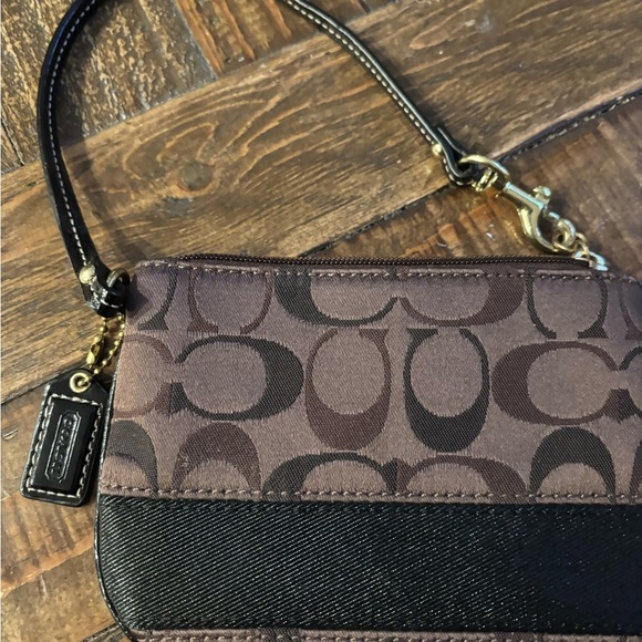 Coach Wristlet Brown Signature Stripe. Great condition , looks new ! - Picture 2 of 9
